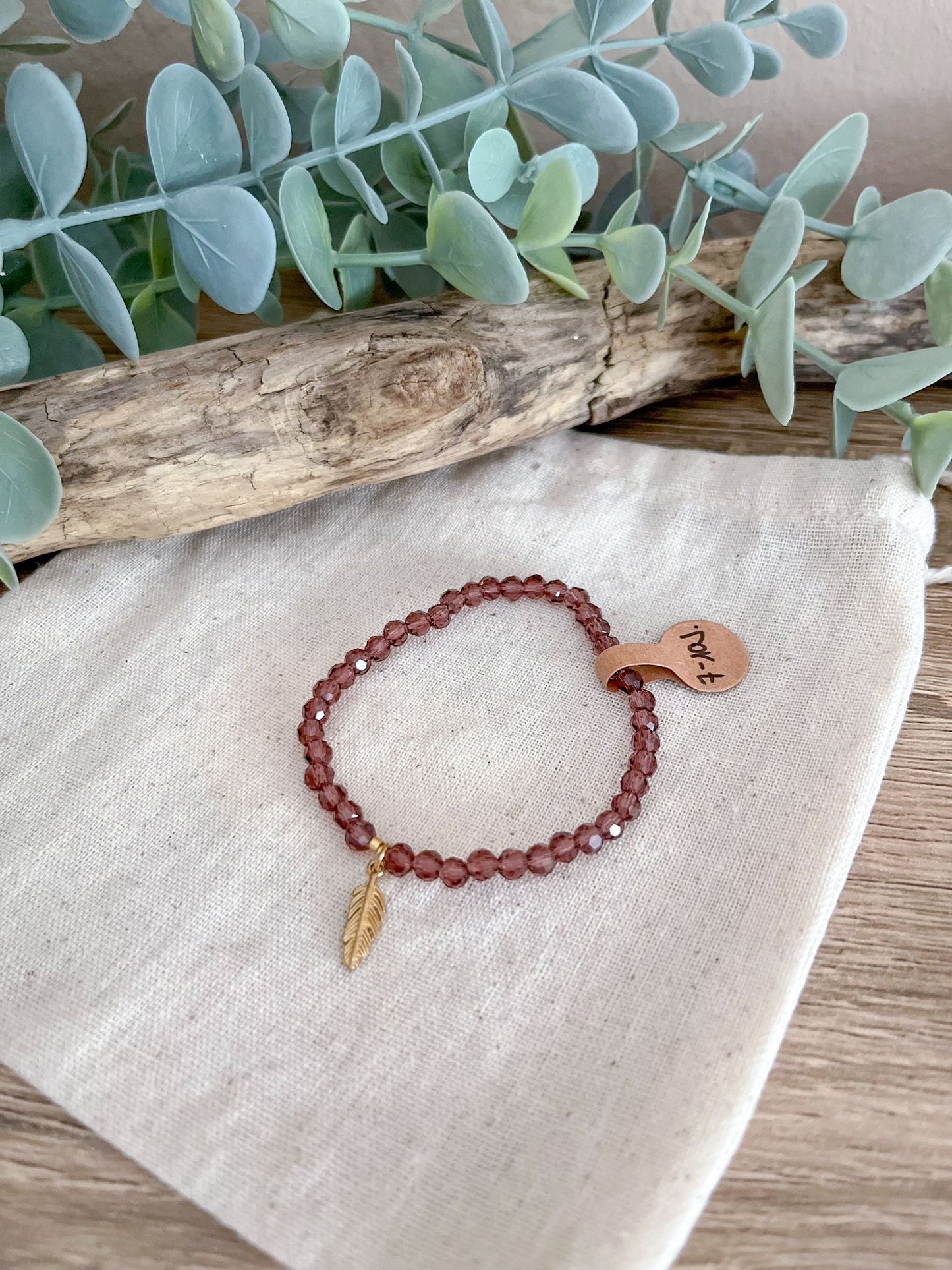 "Kids" Glasstein-Armband Rotbraun mit Federanhänger 7-10 Jahre - Siliblu Boutique & Atelier