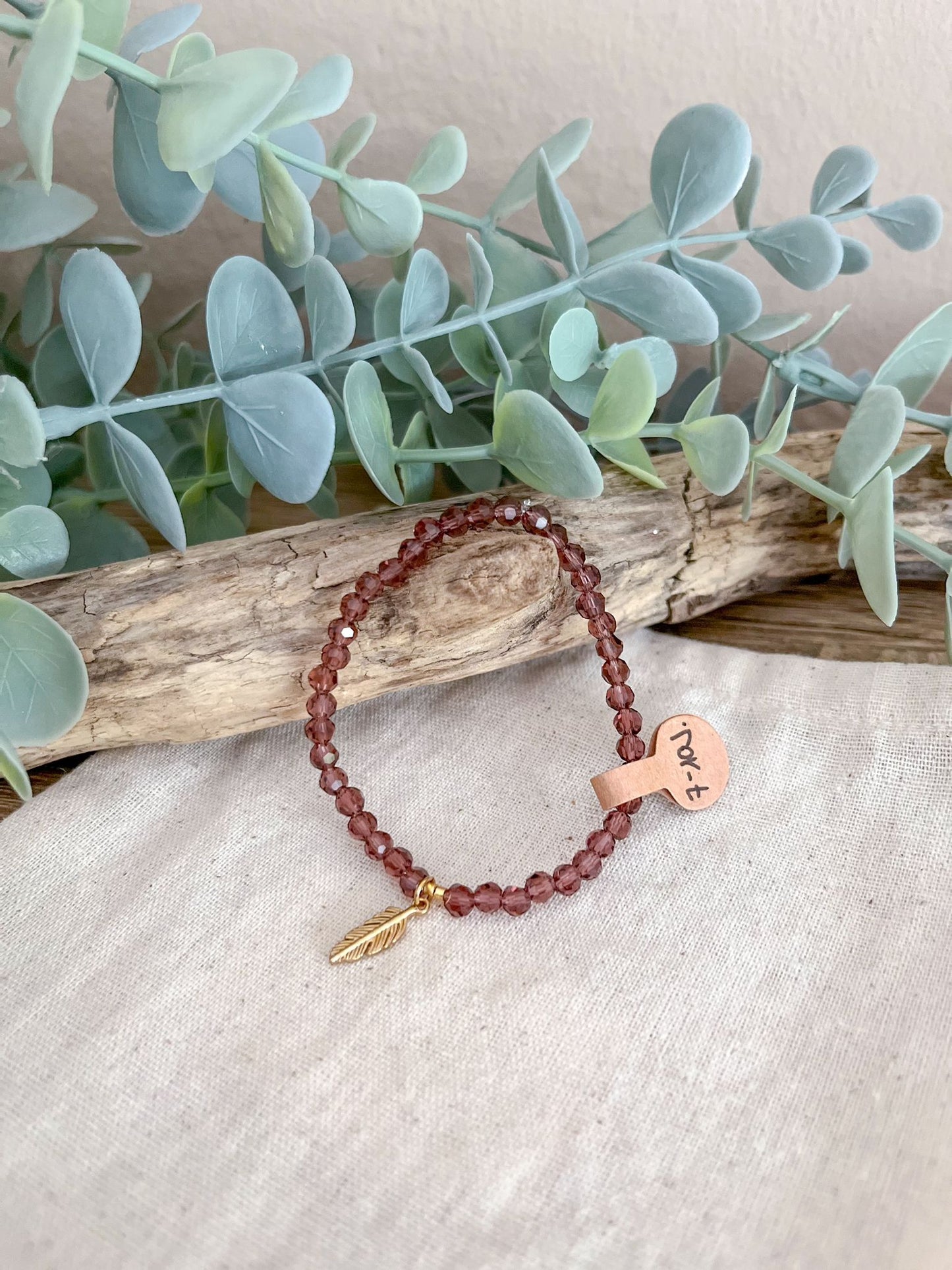 "Kids" Glasstein-Armband Rotbraun mit Federanhänger 7-10 Jahre - Siliblu Boutique & Atelier