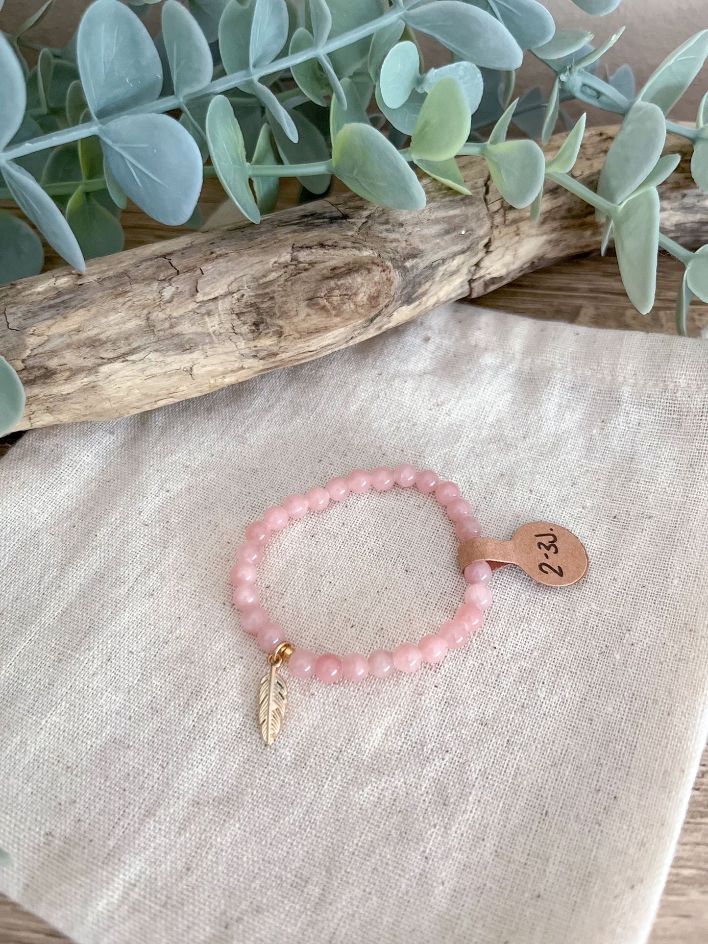 "Kids" Naturstein-Armband Rosa mit Federanhänger 2-3 Jahre - Siliblu Boutique & Atelier