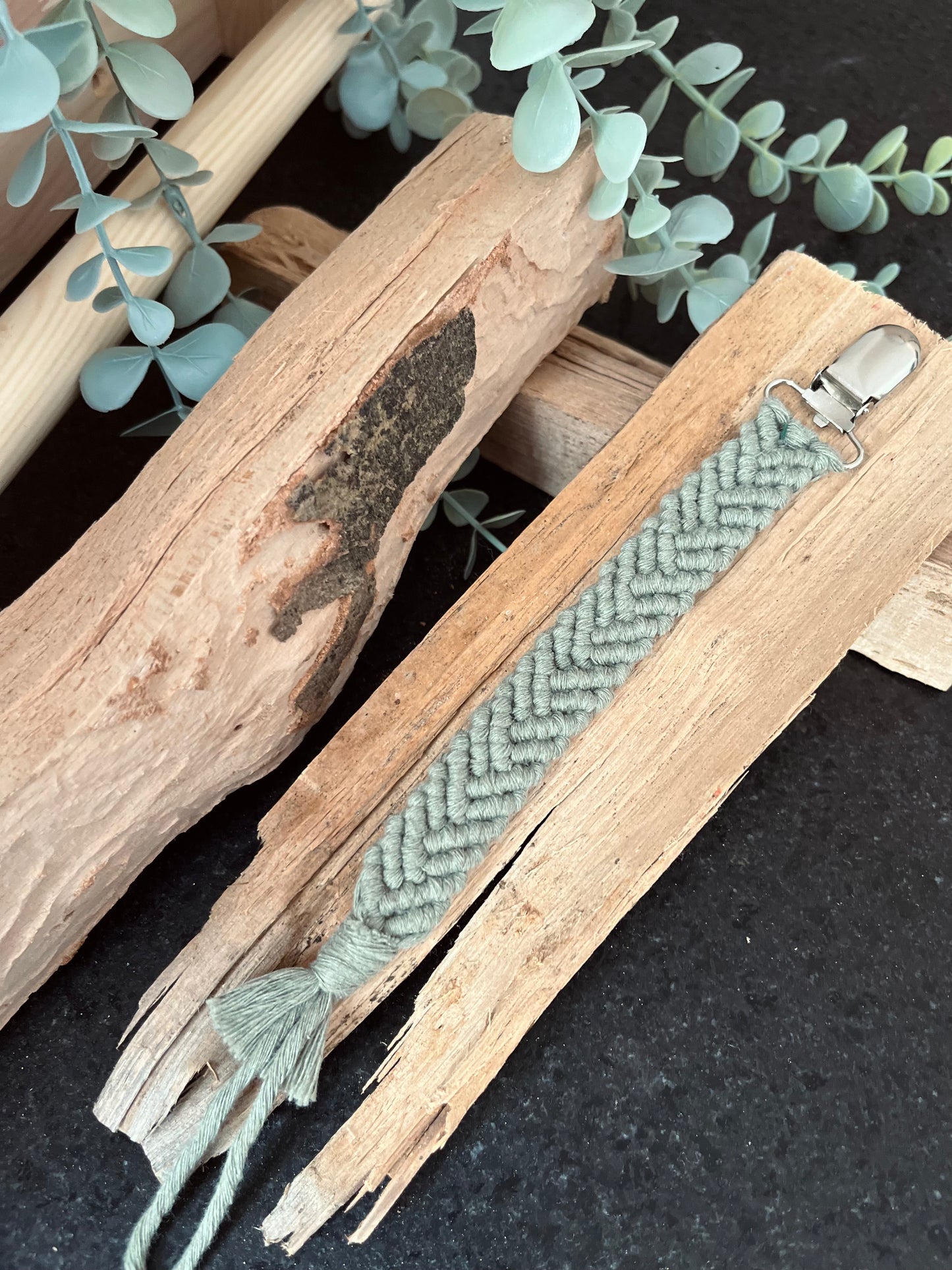 Makramee Schnuller "Eucalyptus Green"