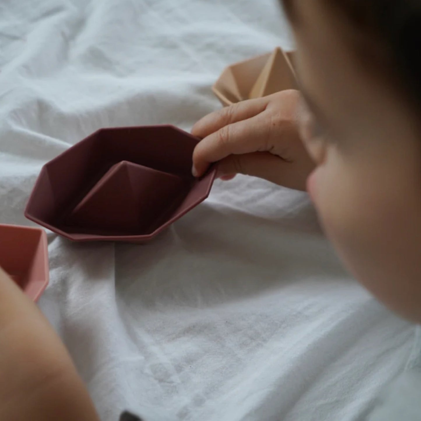 leo et lea Badespielzeug Schiff "4er- Set" (2 Farben) - Siliblu Boutique & Atelier