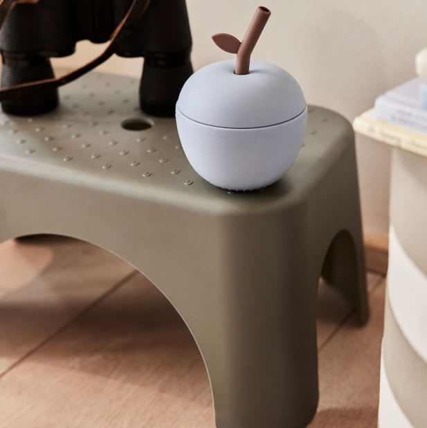 OYOY Kindertrinkbecher Apple Cup Blau - Siliblu Boutique & Atelier