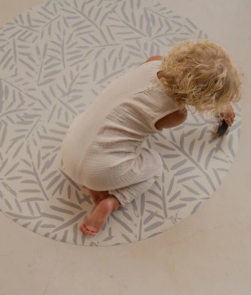 Toddlekind Bodenschutzmatte "Splat Mat Ocean Leaves" Stone - Siliblu Boutique & Atelier