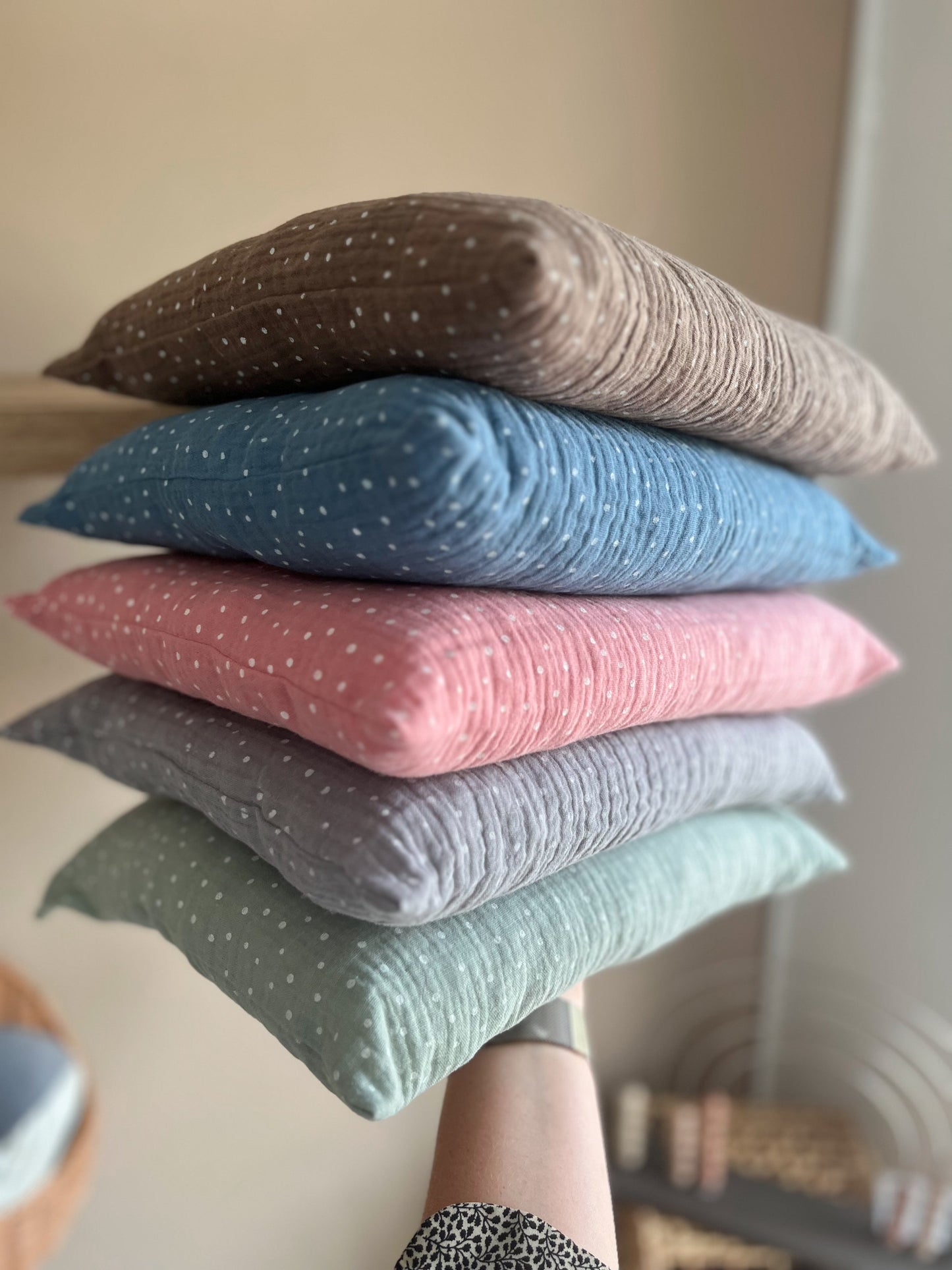 Wollreich Kissen mit Schafswollkügeli Rosa - gepunktet - Siliblu Boutique & Atelier