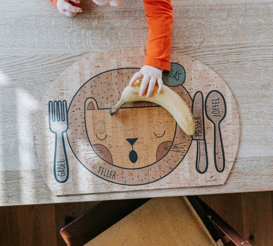 CLARISSAKORK Kindertischset "Chilling Lion" - Siliblu Boutique & Atelier