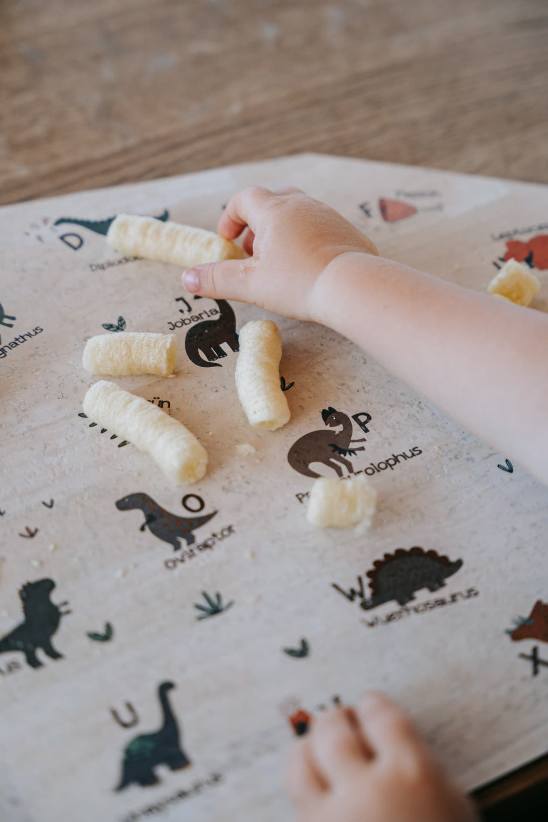 CLARISSAKORK Kindertischset "Dino Letters Creme" - Siliblu Boutique &amp; Atelier