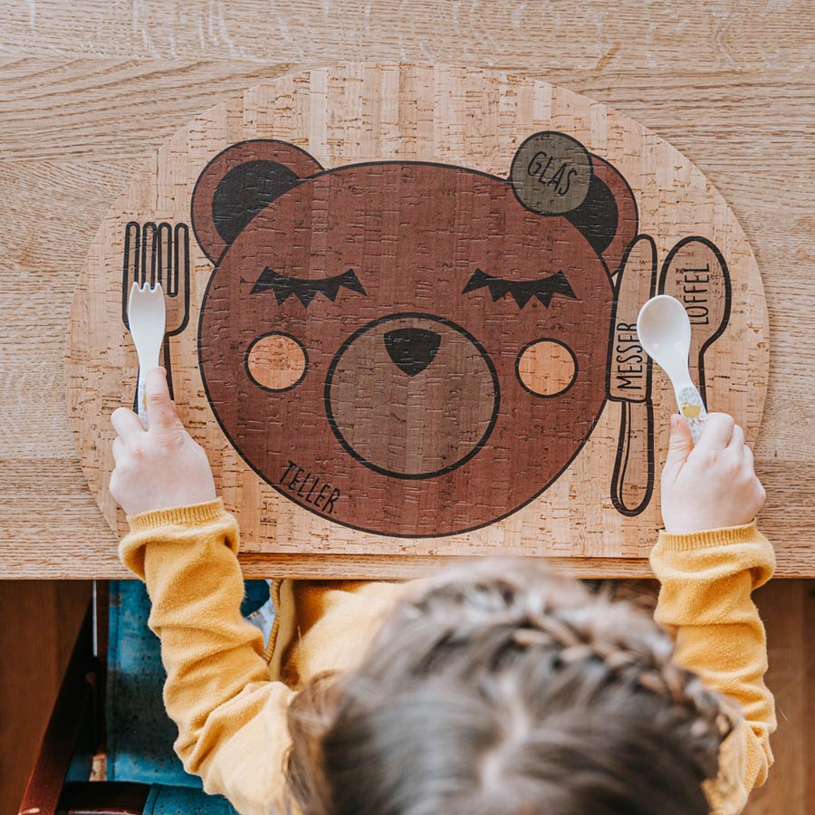 CLARISSAKORK Kindertischset "Enjoying Bear" - Siliblu Boutique & Atelier